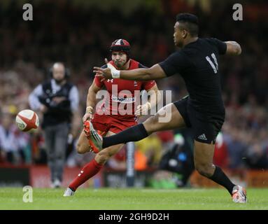 Leigh Halfpenny aus Wales kommt am 22. November 2014 im Millennium Stadium, Cardiff, wales, beim Spiel der Dove Men Series zwischen Wales und Neuseeland an Julian Savea aus Neuseeland vorbei. Stockfoto