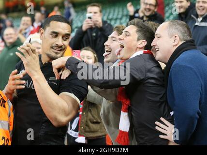 Jerome Kaino aus Neuseeland macht ein Selfie mit walisischen Fans während des Dove Men Series-Spiels zwischen Wales und Neuseeland am 22. November 2014 im Millennium Stadium, Cardiff, wales. Stockfoto