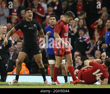 Julian Savea aus Neuseeland feiert den ersten Versuch beim Dove Men Series-Spiel zwischen Wales und Neuseeland am 22. November 2014 im Millennium Stadium, Cardiff, wales. Stockfoto