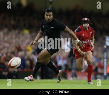 Julian Savea aus Neuseeland und Leigh Halfpenny aus Wales während des Dove Men Series-Spiels zwischen Wales und Neuseeland im Millennium Stadium, Cardiff, wales, am 22. November 2014. Stockfoto