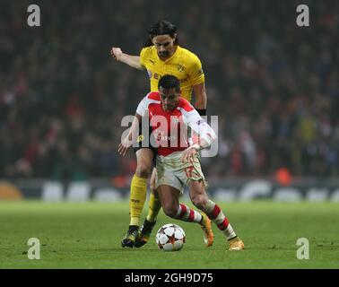 Alexis Sanchez von Arsenal tötelt mit dem Dortmunder Neven Subotic während der UEFA Champions League zwischen Arsenal und Borussia Dortmund am 26. November 2014 im Emirates Stadium, England. David Klein/ Stockfoto