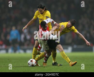 Alexis Sanchez von Arsenal trifft auf die Dortmunder Neven Subotic und Kevin Grosskreutz während der UEFA Champions League zwischen Arsenal und Borussia Dortmund im Emirates Stadium, England, am 26. November 2014. David Klein/ Stockfoto