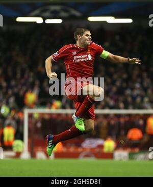 Steven Gerrard von Liverpool feiert das Tor zum Ausgleich während des Champions League-Spiel der Gruppe B zwischen Liverpool und dem FC Basel, das am 9. Dezember 2014 in Anfield in England stattfand. Stockfoto