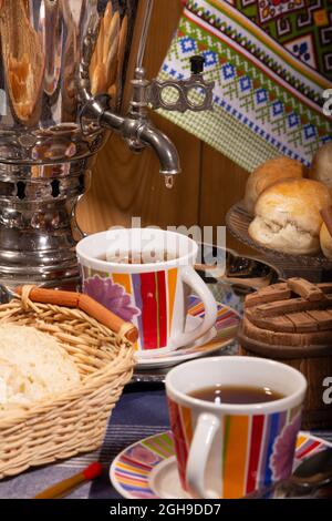 Tea Party im rustikalen Stil mit Samowar, Brötchen und Honig Stockfoto