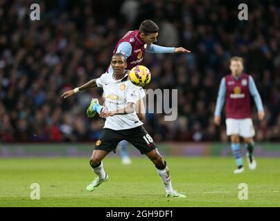 Matt Lowton von Aston Villa zerstoert mit Ashley Young von Manchester United während des Barclays Premier League-Spiels zwischen Manchester City und Crystal Palace im Etihad Stadium, Manchester, am 20. Dezember 2014. Stockfoto