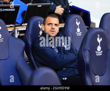 Roberto Soldado von Tottenham sieht während des Barclays Premier League-Spiels zwischen Tottenham Hotspur und Manchester United am 28. Dezember 2014 in der White Hart Lane, London, von der Bank aus zu. Stockfoto