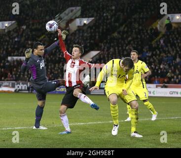 Stefan Scougall von Sheffield Utd fordert Michel Vorm von Tottenham am 28. Januar 2015 im Bramall Lane Stadium in Sheffield, England, beim Halbfinale des Capital One Cup Second Leg zwischen Sheffield United und Tottenham heraus. Stockfoto