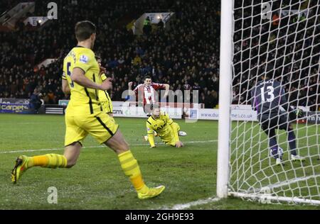 Jamie Murphy von Sheffield Utd schießt nur für Michel Vorm von Tottenham, um während des Capital One Cup Halbfinales Second Leg Match zwischen Sheffield United und Tottenham am 28. Januar 2015 im Bramall Lane Stadium in Sheffield, England, zu retten. Stockfoto