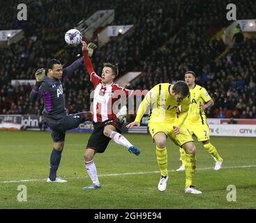 Stefan Scougall von Sheffield Utd fordert Michel Vorm von Tottenham am 28. Januar 2015 im Bramall Lane Stadium in Sheffield, England, beim Halbfinale des Capital One Cup Second Leg zwischen Sheffield United und Tottenham heraus. Stockfoto