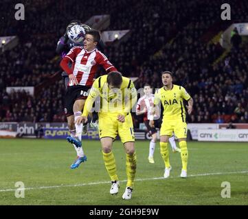 Stefan Scougall von Sheffield Utd fordert Michel Vorm von Tottenham am 28. Januar 2015 im Bramall Lane Stadium in Sheffield, England, beim Halbfinale des Capital One Cup Second Leg zwischen Sheffield United und Tottenham heraus. Stockfoto