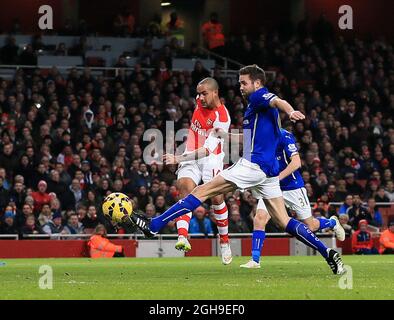 Theo Walcott von Arsenal erzielte am 10. Februar 2015 im Emirates Stadium, London, Großbritannien, beim Spiel der Barclays Premier League zwischen Arsenal und Leicester City das zweite Tor seiner Seite. Stockfoto