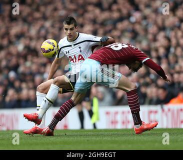 Tottenhams Erik Lamela tötelt mit West Hams Carl Jenkinson während des Barclays Premier League-Spiels zwischen Tottenham Hotspur und West Ham United am 22. Februar 2015 in der White Hart Lane in England. Stockfoto