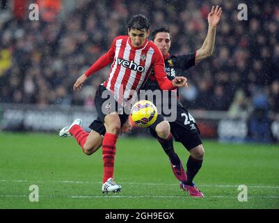 Filip Djuricic aus Southampton wird vom Liverpooler Joe Allen während des Barclays Premier League-Spiels zwischen Southampton und Liverpool am 22. Februar 2015 im St. Mary's Stadium in Southampton, England, herausgefordert. Stockfoto