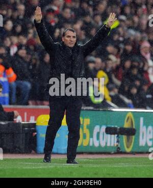 Liverpool-Manager Brendan Rodgers gibt während des Spiels der Barclays Premier League zwischen Southampton und Liverpool im St. Mary's Stadium in Southampton, England, am 22. Februar 2015 Anweisungen aus. Stockfoto