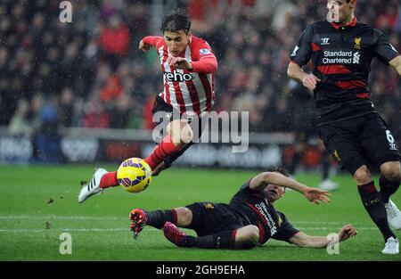 Filip Djuricic aus Southampton wird vom Liverpooler Joe Allen während des Barclays Premier League-Spiels zwischen Southampton und Liverpool am 22. Februar 2015 im St. Mary's Stadium in Southampton, England, herausgefordert. Stockfoto