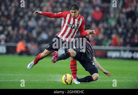 Filip Djuricic aus Southampton wird vom Liverpooler Joe Allen während des Barclays Premier League-Spiels zwischen Southampton und Liverpool am 22. Februar 2015 im St. Mary's Stadium in Southampton, England, herausgefordert. Stockfoto