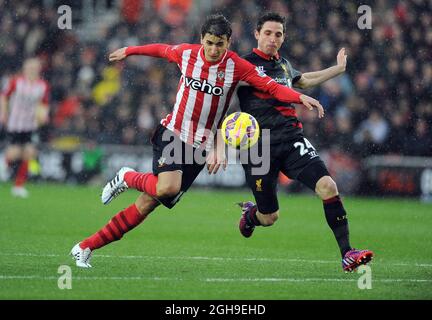 Filip Djuricic aus Southampton wird vom Liverpooler Joe Allen während des Barclays Premier League-Spiels zwischen Southampton und Liverpool am 22. Februar 2015 im St. Mary's Stadium in Southampton, England, herausgefordert. Stockfoto