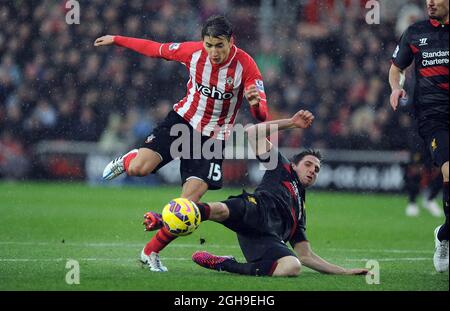 Filip Djuricic aus Southampton wird vom Liverpooler Joe Allen während des Barclays Premier League-Spiels zwischen Southampton und Liverpool am 22. Februar 2015 im St. Mary's Stadium in Southampton, England, herausgefordert. Stockfoto