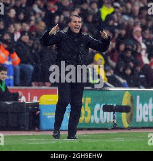 Liverpool-Manager Brendan Rodgers gibt während des Spiels der Barclays Premier League zwischen Southampton und Liverpool im St. Mary's Stadium in Southampton, England, am 22. Februar 2015 Anweisungen aus. Stockfoto