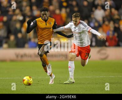 Dominic Iorfa von Wolves (links) konkurriert mit Lasse Vigen Christensen von Fulham - Football während des Sky Bet Championship-Spiels zwischen Wolverhampton Wanderers und Fulham am 24. Februar 2015 im Molineux Stadium, Wolverhampton, Großbritannien. Stockfoto