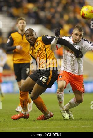 Benik Afobe von Wolves (links) tritt am 24. Februar 2015 mit Kostas Stafylidis von Fulham beim Sky Bet Championship-Spiel zwischen Wolverhampton Wanderers und Fulham im Molineux Stadium, Wolverhampton, Großbritannien, an. Stockfoto