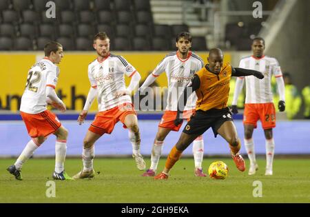 Benik Afobe Wolves tritt am 24. Februar 2015 beim Sky Bet Championship-Spiel zwischen Wolverhampton Wanderers und Fulham im Molineux Stadium, Wolverhampton, Großbritannien, gegen vier Fulham-Verteidiger an. Stockfoto