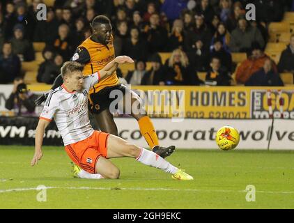 Bakary Sako of Wolves erzielt am 24. Februar 2015 im Molineux Stadium, Wolverhampton, Großbritannien, sein zweites Tor des Spiels Football beim Sky Bet Championship-Spiel zwischen Wolverhampton Wanderers und Fulham. Stockfoto