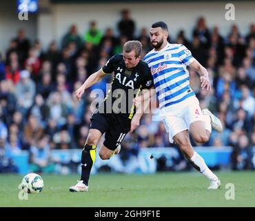 QPR-Team Steven Caulker zerstochen mit Tottenhams Harry Kane während des Barclays Premier League-Spiels zwischen Queens Park Rangers und Tottenham in der Loftus Road, England, am 7. März 2015. Stockfoto