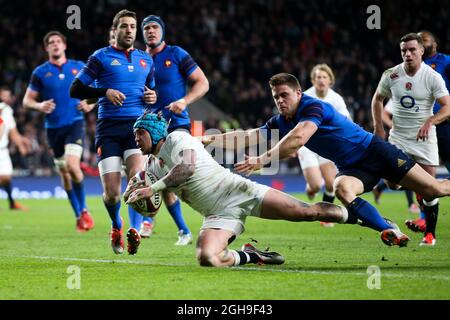 Englands Jack Nowell erzielte beim RBS Six Nations-Spiel 2015 zwischen England und Frankreich im Twickenham Stadium, London, am Samstag, den 21. März 2015. Stockfoto