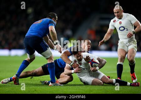 Der englische Danny Cipriani wurde am Samstag, den 21. März 2015, vom französischen Gael Fickou beim RBS Six Nations-Spiel 2015 zwischen England und Frankreich im Twickenham Stadium in London niedergeschlagen. Stockfoto