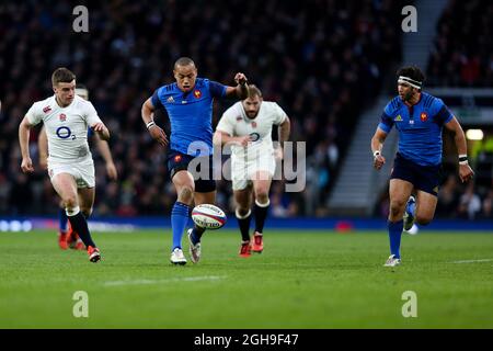 Der französische Gael Fickou fliegt Hacks während des RBS Six Nations-Spiels 2015 zwischen England und Frankreich im Twickenham Stadium, London, am Samstag, 21. März 2015. Stockfoto