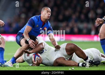 Der englische Billy Vunipola und der französische Gael Fickou treffen sich während des RBS Six Nations-Spiels 2015 zwischen England und Frankreich im Twickenham Stadium, London, am Samstag, den 21. März 2015. Stockfoto