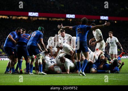 Das gesamte England-Team fährt 2 Minuten vor dem Ende während des RBS Six Nations-Spiels 2015 zwischen England und Frankreich im Twickenham Stadium, London, am Samstag, den 21. März 2015. Stockfoto