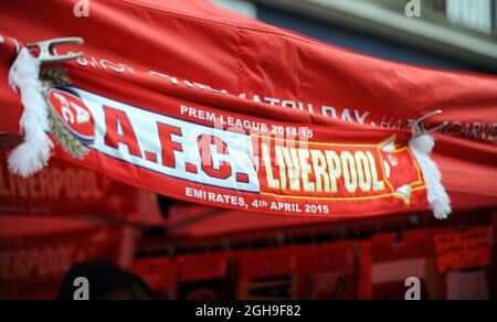 Schals zum Verkauf vor dem Emirates Stadium während des Barclays Premier League-Spiels zwischen Arsenal und Liverpool im Emirates Stadium in London, England am 4. April 2015. Robin Parker Stockfoto