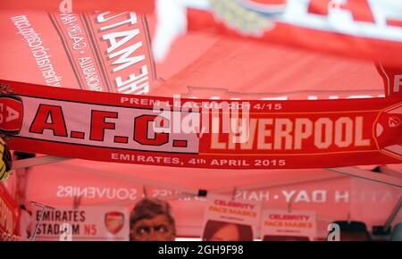 Schals zum Verkauf vor dem Emirates Stadium während des Barclays Premier League-Spiels zwischen Arsenal und Liverpool im Emirates Stadium in London, England am 4. April 2015. Robin Parker Stockfoto