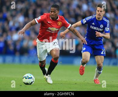 Chelseas Cesar Azpilicueta zerstochen mit dem Manchester United-Amerikaner Antonio Valencia während des Spiels der Barclays Premier League zwischen Chelsea und Manchester United am 18. April 2015 in Stamford Bridge, London. Bild David KleinSportimage. Stockfoto