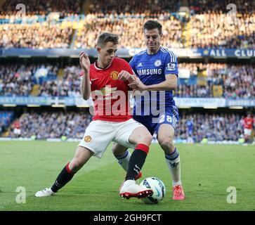 Chelseas Cesar Azpilicueta zerstochen mit dem Manchester United-Amerikaner Adnan Januzaj während des Barclays Premier League-Spiels zwischen Chelsea und Manchester United in Stamford Bridge, London, am 18. April 2015. Bild David KleinSportimage. Stockfoto