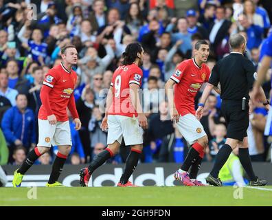 Wayne Rooney und Angel Di Maria von Manchester United argumentieren mit Mike Dean während des Spiels der Barclays Premier League zwischen Chelsea und Manchester United am 18. April 2015 in Stamford Bridge, London, für eine Strafe. Bild David KleinSportimage. Stockfoto