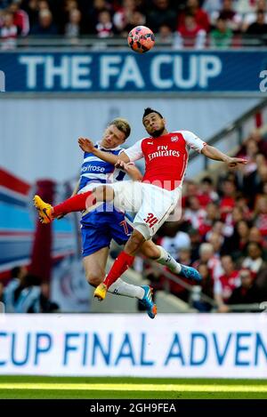 Francis Coquelin von Arsenal und Pavel Pogrebnyak von Reading beim Halbfinale des FA Cup zwischen Reading und Arsenal am 18. April 2015 im Wembley Stadium, London. PIC Charlie Forgham-BaileySportimage. Stockfoto