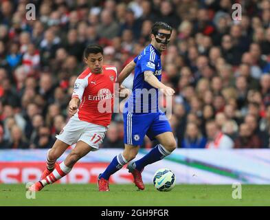 Alexis Sanchez von Arsenal stotzt mit Cesc Fabregas von Chelsea während des Spiels der Barclays Premier League zwischen Arsenal und Chelsea im Emirates Stadium, England, am 26. April 2015. Stockfoto