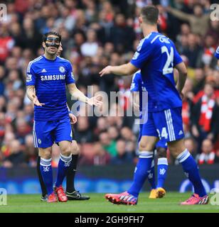 Chelseas Cesc Fabregas beschwert sich bei Gary Cahill während des Barclays Premier League-Spiels zwischen Arsenal und Chelsea im Emirates Stadium, England, am 26. April 2015. Stockfoto