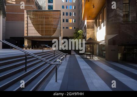 Sydney, Australien. Montag, 6. September 2021. Das zentrale Geschäftsviertel von Sydney sieht sehr verlassen aus, da die Sperre in Sydney aufgrund der Delta-Sorte von COVID-19 fortgesetzt wird. Lokale Bar im Liberty Place, Sydney. Quelle: Paul Lovelace/Alamy Live News Stockfoto