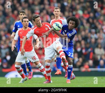 Mesut Ozil von Arsenal zwickt sich mit Willian von Chelsea während des Spiels der Barclays Premier League zwischen Arsenal und Chelsea im Emirates Stadium, England, am 26. April 2015. Stockfoto