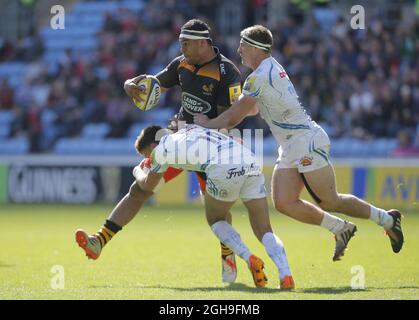 Nathan Hughes von Wesps wird von Henry Slade und Matt Jess von Exeter während des Aviva Premiership Rugby Union-Spiels zwischen Wesps und Exeter Chiefs in der Ricoh Arena, coventry am 26. April 2015 gestoppt. Stockfoto