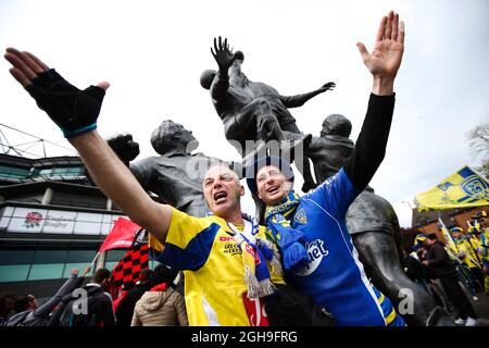 Clermont-Fans singen am 2. Mai 2015 vor dem Stadion beim Finale des European Rugby Champions Cup 2015 zwischen ASM Clermont Auvergne und RC Toulon im Twickenham Stadium, London, Großbritannien. Charlie Forgham-Bailey Stockfoto