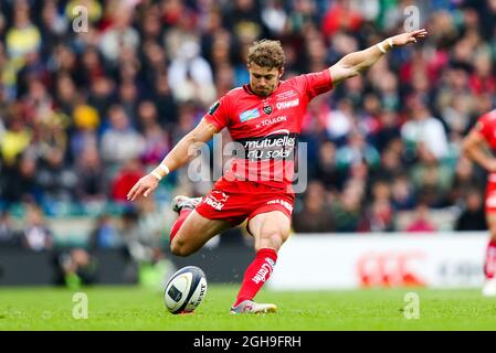 Leigh Halfpenny von RC Toulon erhält am 2. Mai 2015 im Finale des European Rugby Champions Cup 2015 zwischen ASM Clermont Auvergne und RC Toulon im Twickenham Stadium, London, Großbritannien, eine Strafe. Charlie Forgham-Bailey Stockfoto