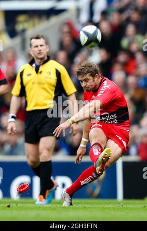 Leigh Halfpenny von RC Toulon erhält am 2. Mai 2015 im Finale des European Rugby Champions Cup 2015 zwischen ASM Clermont Auvergne und RC Toulon im Twickenham Stadium, London, Großbritannien, eine Strafe. Charlie Forgham-Bailey Stockfoto