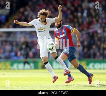 Crystal Palace's Mile Jedinak zwickt sich mit Daley Blind von Manchester United während des Barclays Premier League-Spiels zwischen Crystal Palace und Manchester United am 09. Mai 2015 im Selhurst Park in England. David Klein Stockfoto