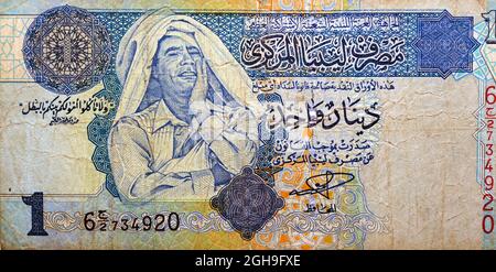 Ein großes Fragment der obversen Seite von 1 eine libysche Dinar-Banknotenwährung, die von der libyschen Zentralbank mit dem Bild von Muammar al-Ghaddafi im Wert von 2004 Euro ausgegeben wurde, vi Stockfoto