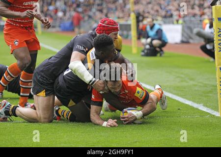 Niall Morris von Tigers streift an Christian Wade of Wesps vorbei, um am 9. Mai 2015 beim Premiership-Spiel von Aviva zwischen Wesps und Leicester Tigers in der Ricoh Arena, Coventry, Großbritannien, den ersten Versuch des Spiels zu erzielen. Malcolm Couzens Stockfoto